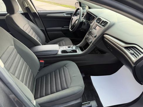 Used 2017 Ford Fusion SE FWD image 18
