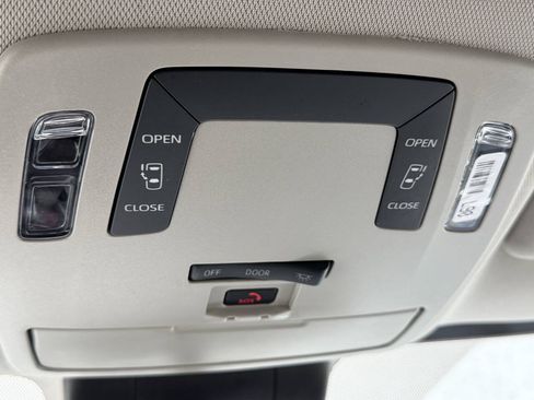 Used 2024 Toyota Sienna LE AWD/4WD image 29