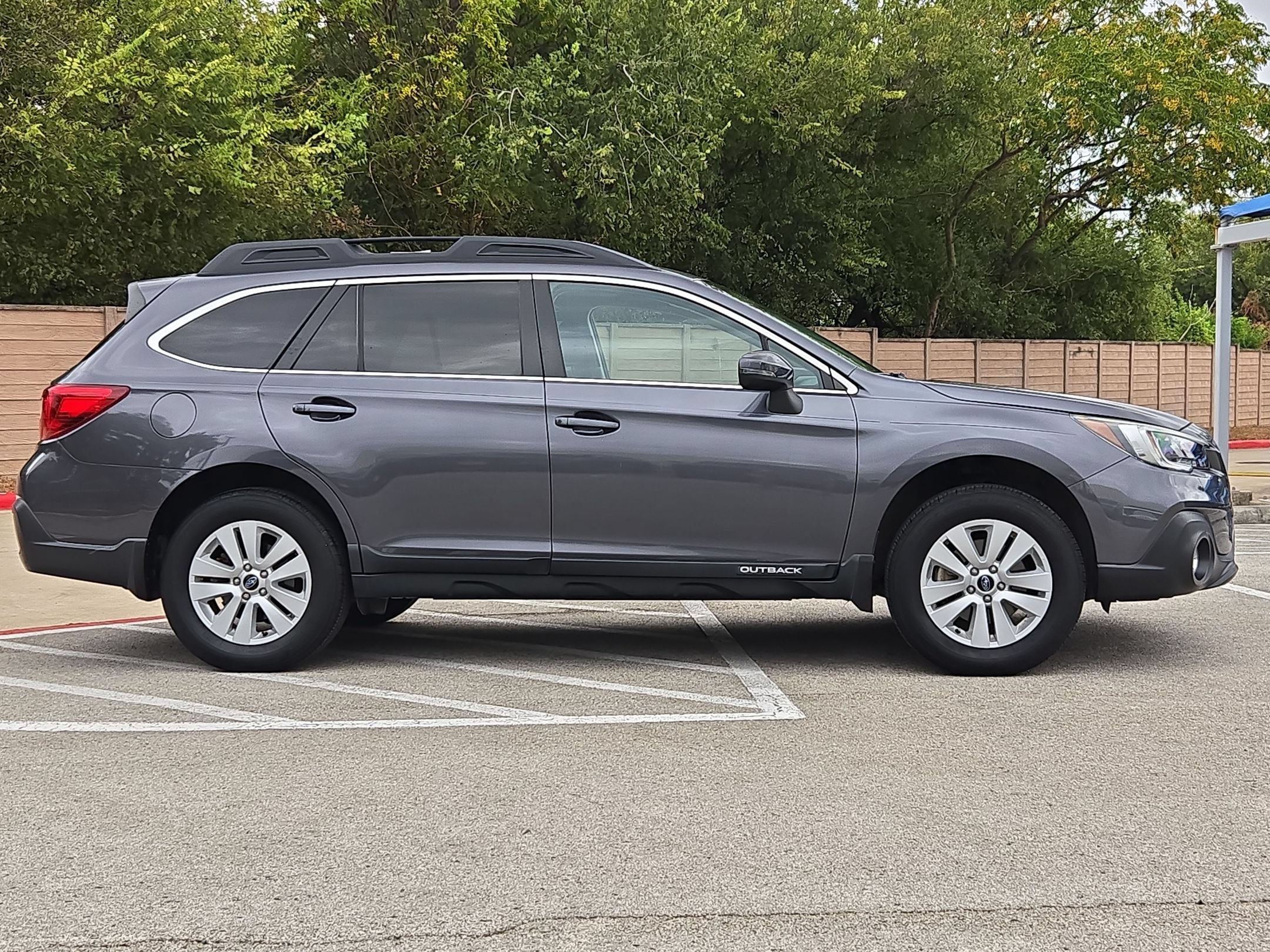 Used 2019 Subaru Outback 2.5i Premium w/ Popular Package #2 AWD/4WD image 2