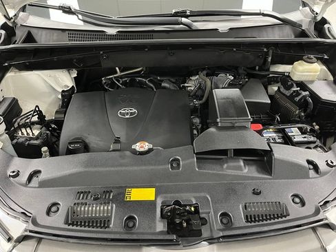 Used 2018 Toyota Highlander Plus w/ Carpet Mat Package (TMS) AWD/4WD image 65