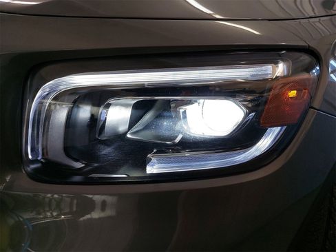 Used 2022 Mercedes-Benz GLB 250 w/ Premium Package Lite image 42