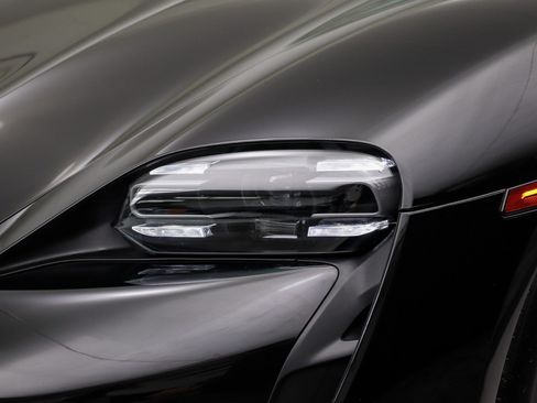 Used 2022 Porsche Taycan RWD image 9