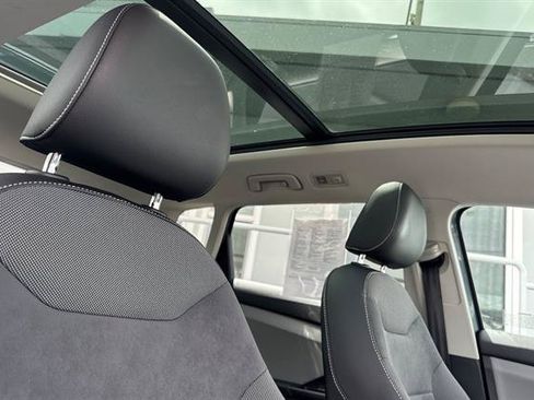 Used 2022 Volkswagen Taos SE w/ Panoramic Sunroof Package FWD image 18