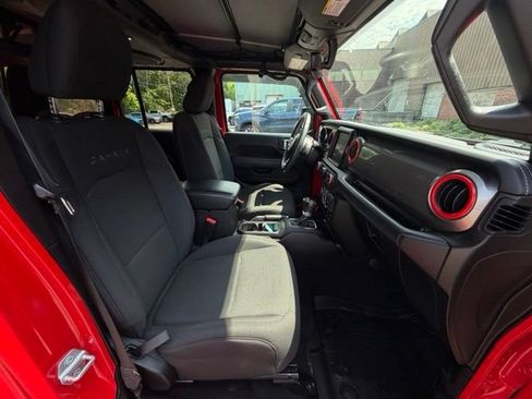 Used 2019 Jeep Wrangler Unlimited Sahara AWD/4WD image 12