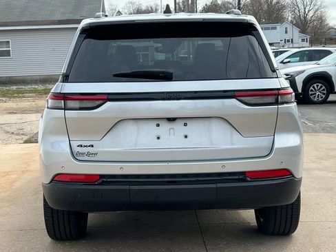 Used 2024 Jeep Grand Cherokee Altitude image 44