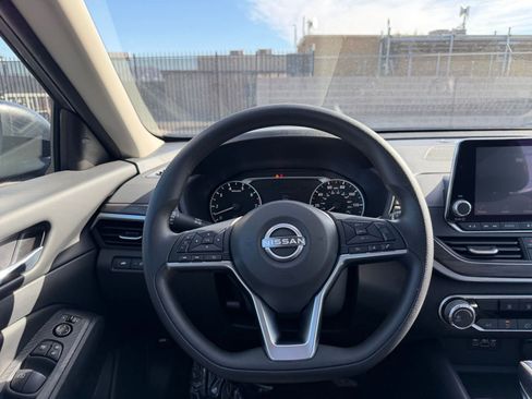 Used 2025 Nissan Altima 2.5 SV image 34