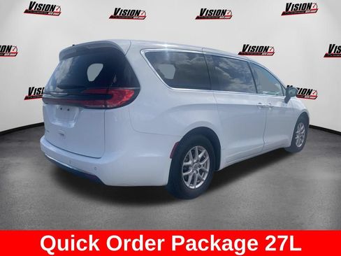 Used 2024 Chrysler Pacifica Touring-L FWD image 4
