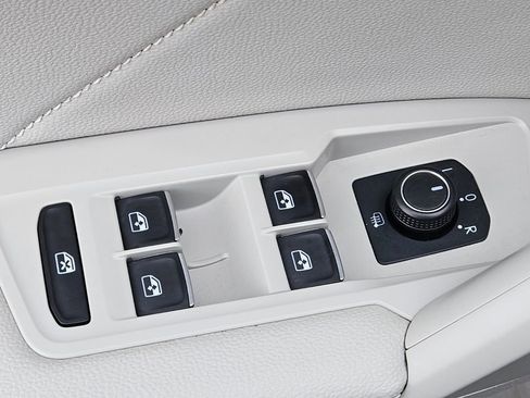 Used 2022 Volkswagen Tiguan SE R-Line image 17