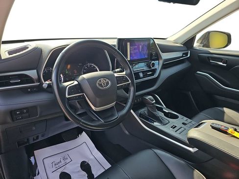 Used 2023 Toyota Highlander XLE AWD/4WD image 16