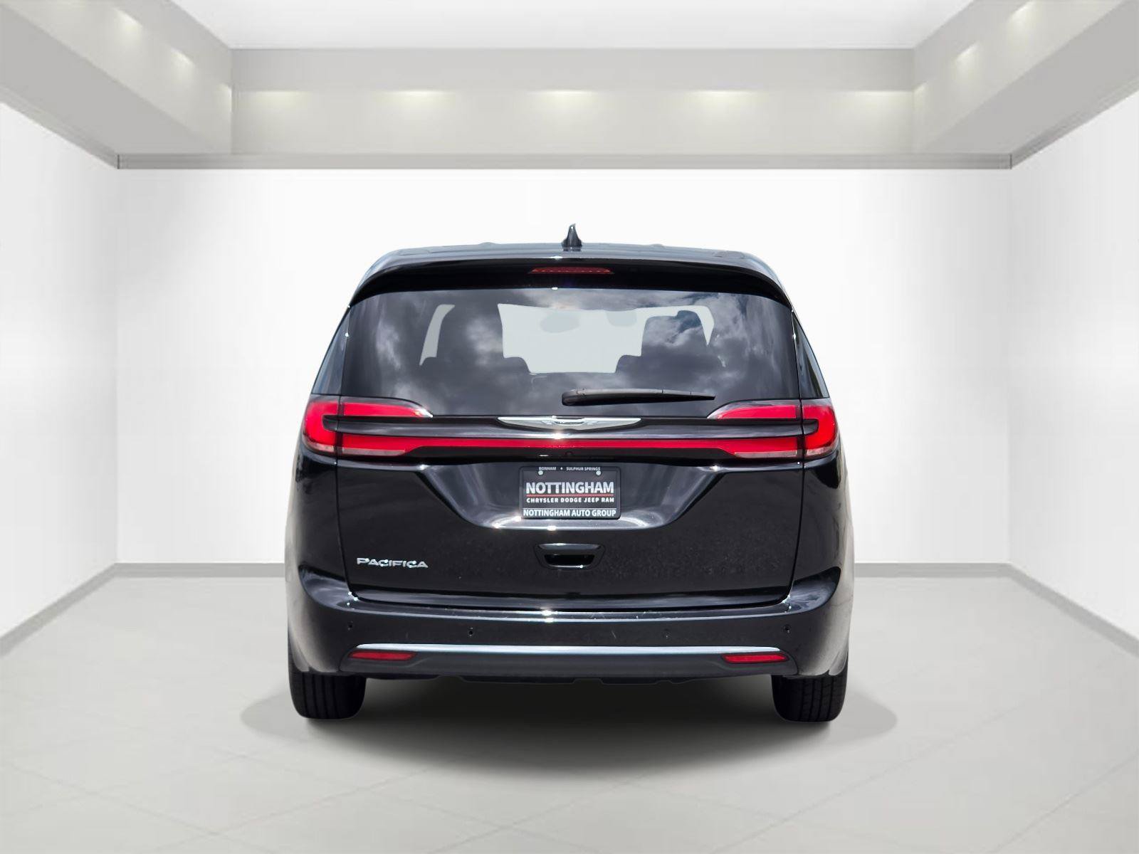 Used 2025 Chrysler Pacifica Select FWD image 5
