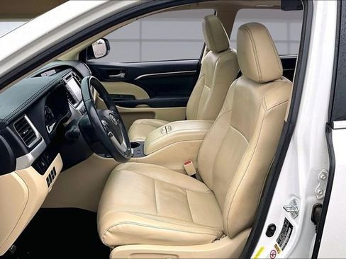 Used 2016 Toyota Highlander Limited image 25