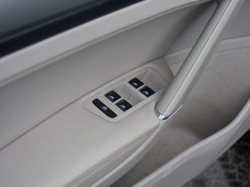 Used 2015 Volkswagen Golf SE image 19