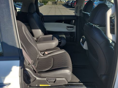 Certified 2024 Kia Carnival EX image 12