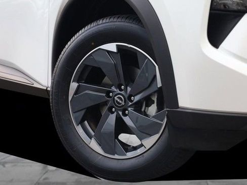 Certified 2025 Nissan Rogue SV FWD image 3