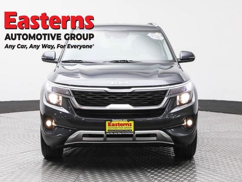 Used 2023 Kia Seltos EX image 2