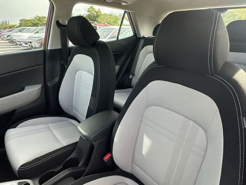 Used 2025 Hyundai Venue SEL FWD image 18