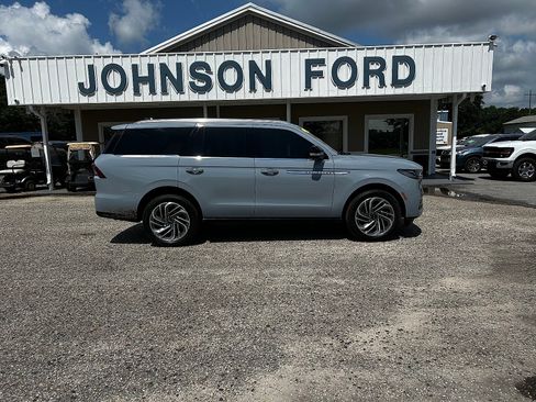 Used 2025 Lincoln Navigator Reserve AWD/4WD image 1