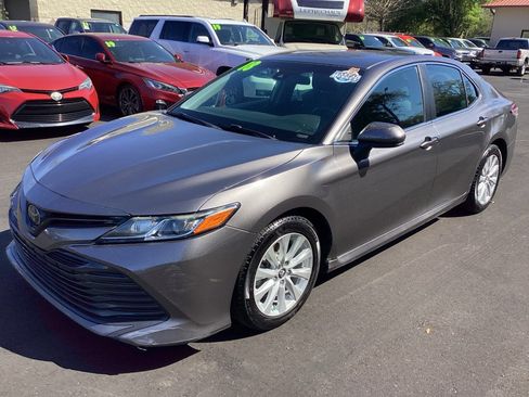 Used 2018 Toyota Camry LE image 3