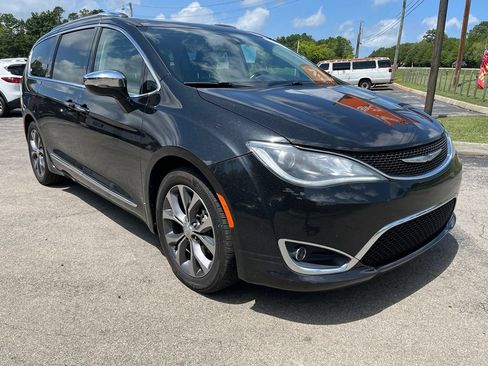 Used 2017 Chrysler Pacifica Limited w/ UConnect Theater Package FWD image 2