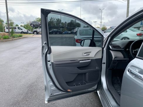Used 2022 Toyota Sienna XLE AWD/4WD image 12