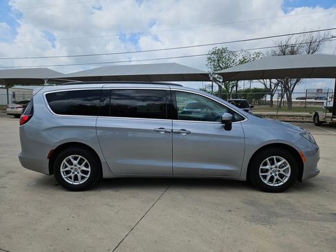 Used 2021 Chrysler Voyager Lxi FWD image 2