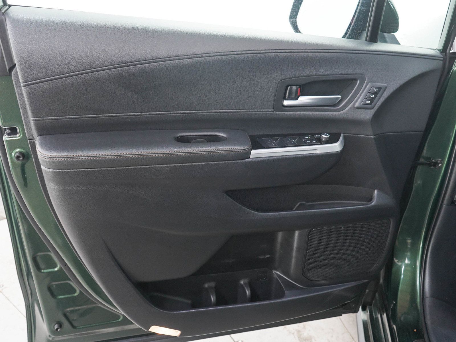 Used 2025 Toyota Sienna Platinum AWD/4WD image 24