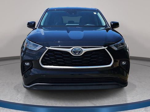 Used 2020 Toyota Highlander LE FWD image 2