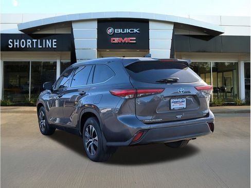 Used 2021 Toyota Highlander XLE AWD/4WD image 5