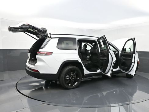 Used 2023 Jeep Grand Cherokee L Laredo image 42