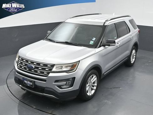 Used 2017 Ford Explorer XLT w/ Equipment Group 202A FWD image 11
