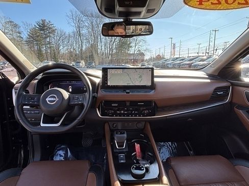 Used 2024 Nissan Rogue Platinum w/ Platinum Premium Package image 18