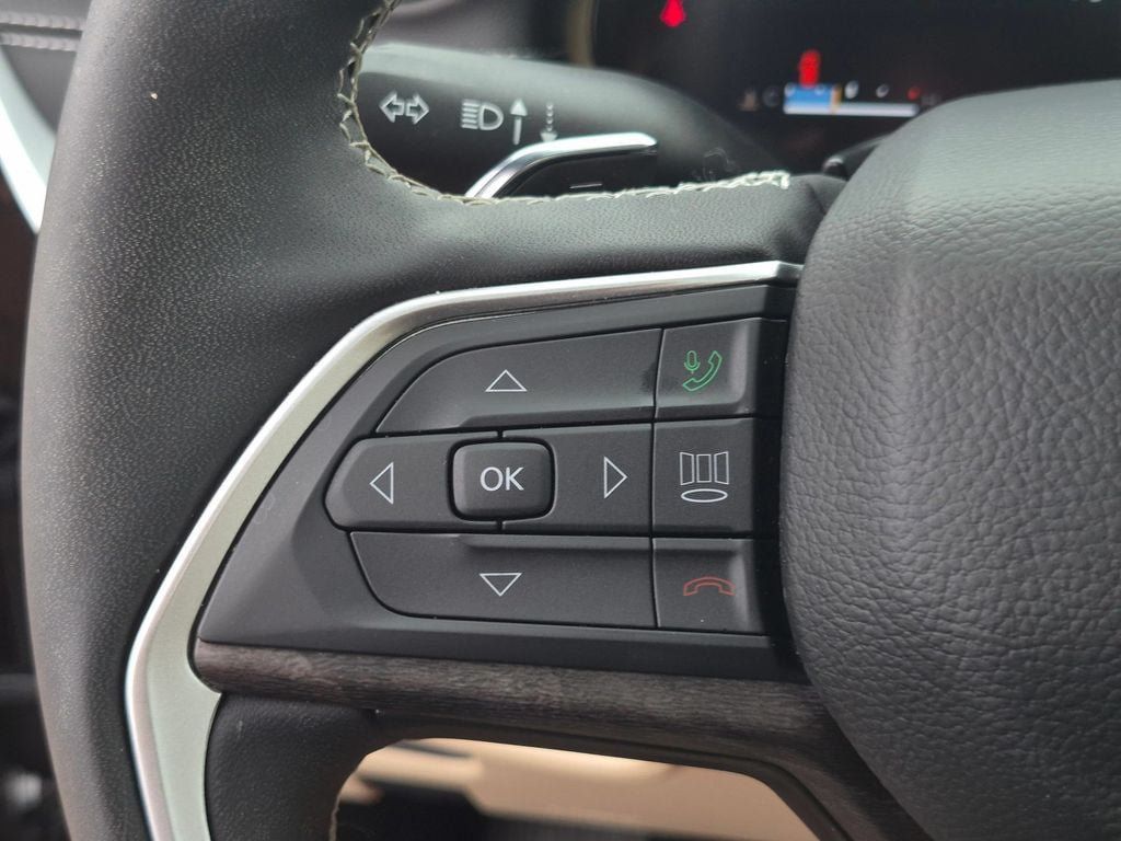 Used 2025 Jeep Grand Cherokee Limited w/ Luxury Tech Group II AWD/4WD image 16