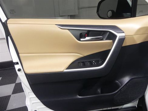 Used 2019 Toyota RAV4 XLE Premium image 18