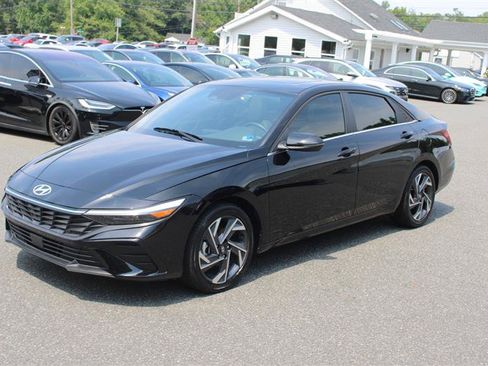 Used 2025 Hyundai Elantra Limited FWD image 4
