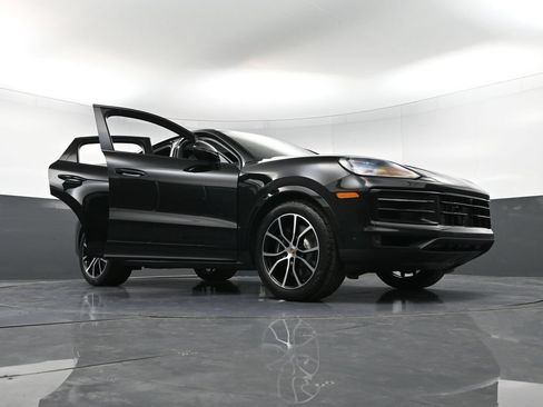 Certified 2025 Porsche Cayenne E-Hybrid Coupe AWD/4WD image 38