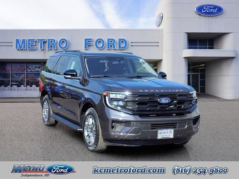 Certified 2025 Ford Expedition Active AWD/4WD image 1