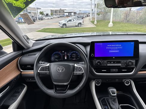 Used 2024 Toyota Grand Highlander Limited AWD/4WD image 16