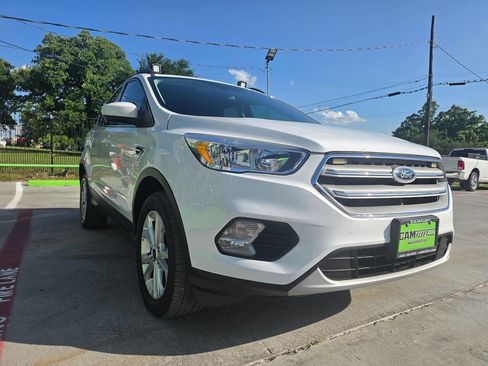 Used 2018 Ford Escape SE w/ SE Sync 3 Package AWD/4WD image 4