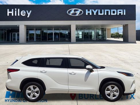 Used 2021 Toyota Highlander LE FWD image 3