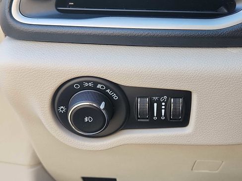 Used 2023 Chrysler Pacifica Touring-L FWD image 25