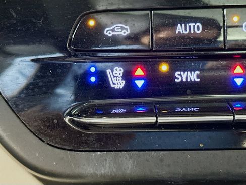 Used 2022 Buick Envision Avenir w/ Technology Package II FWD image 21