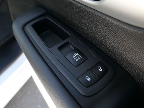 Used 2024 Chrysler Pacifica Touring image 25