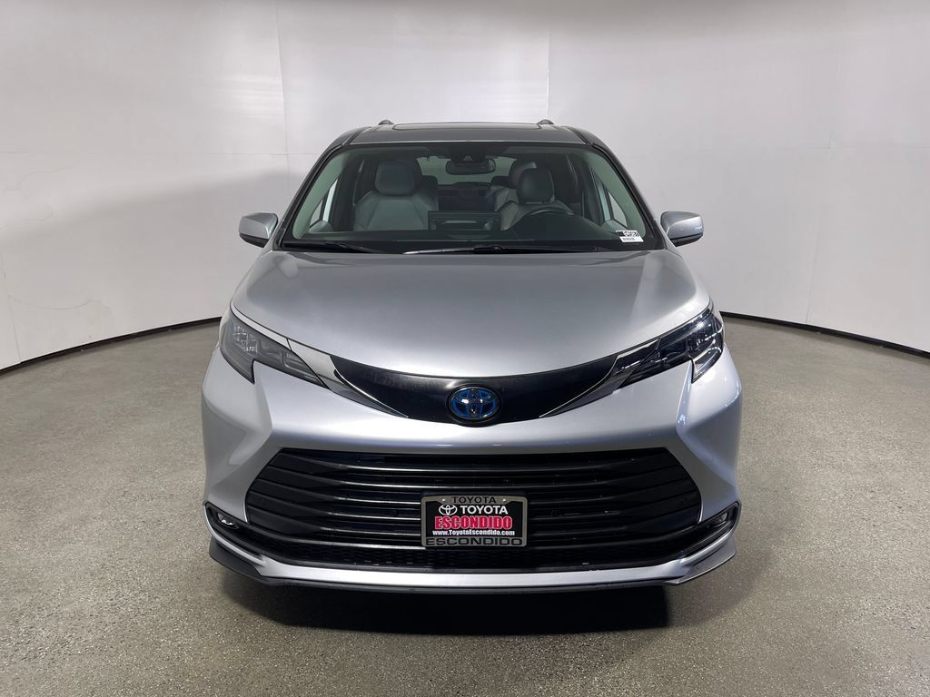 Certified 2025 Toyota Sienna XLE FWD image 8