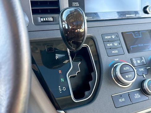 Used 2020 Toyota Sienna XLE image 12