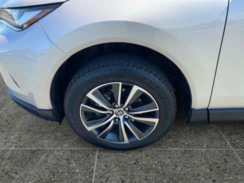 Used 2024 Toyota Venza LE AWD/4WD image 14