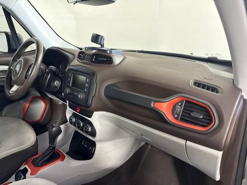 Used 2015 Jeep Renegade Latitude FWD image 32