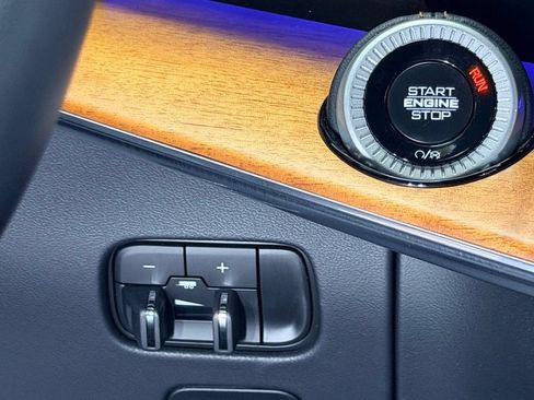 Used 2025 Jeep Grand Wagoneer Series III w/ Rear-Seat Entertainment Group AWD/4WD image 18
