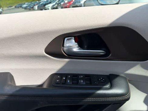 Used 2019 Chrysler Pacifica Touring-L FWD image 27