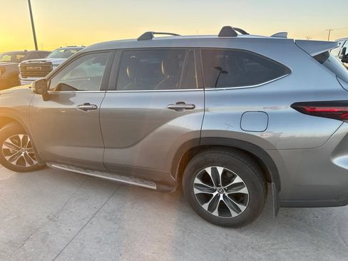 Used 2025 Toyota Highlander XLE FWD image 1