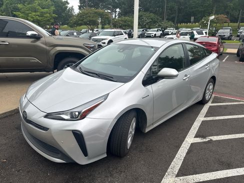 Used 2019 Toyota Prius LE FWD image 2